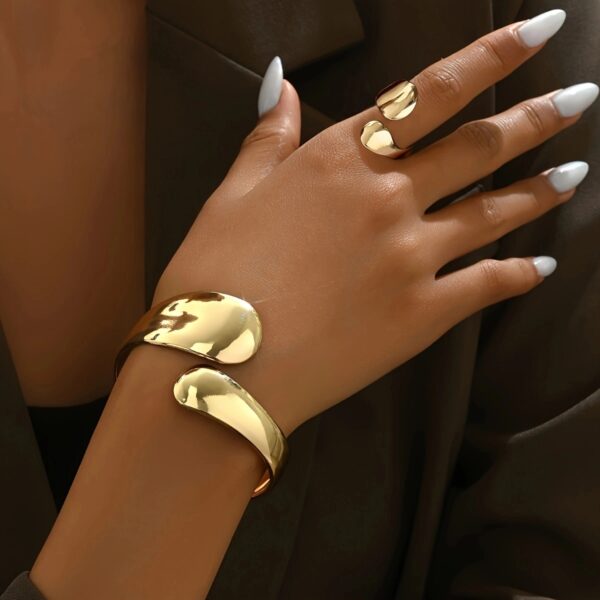 6541  Senior photosensitive surface water drop bracelet women 2024 winter trendy niche design fashion catwalk with accessories #JL01-WJ-0156