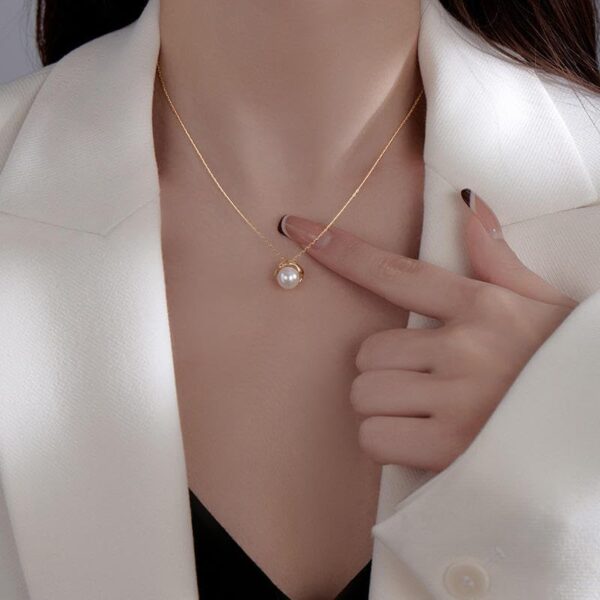6541  1 Elegant Solitaire Pearl Necklace Mother's Day  Wedding Anniversary Birthday Party Valentine's Day Party Gift 14K Gold 8-9mm  High Quality Round White Glass Pearl Pendant Necklace for Women #JL01-WJ-S0058 - Image 4
